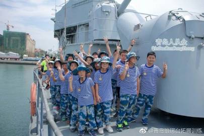 青岛青少年夏令营参观军舰